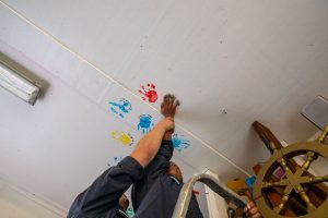 Je hand op het plafond schilderen