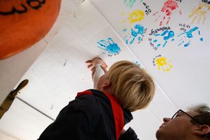 Je hand op het plafond schilderen